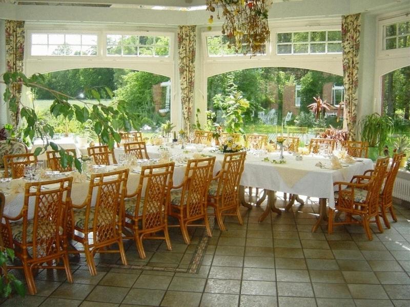 Hotel Und Restaurant Waldschloesschen Crivitz Ресторан фото